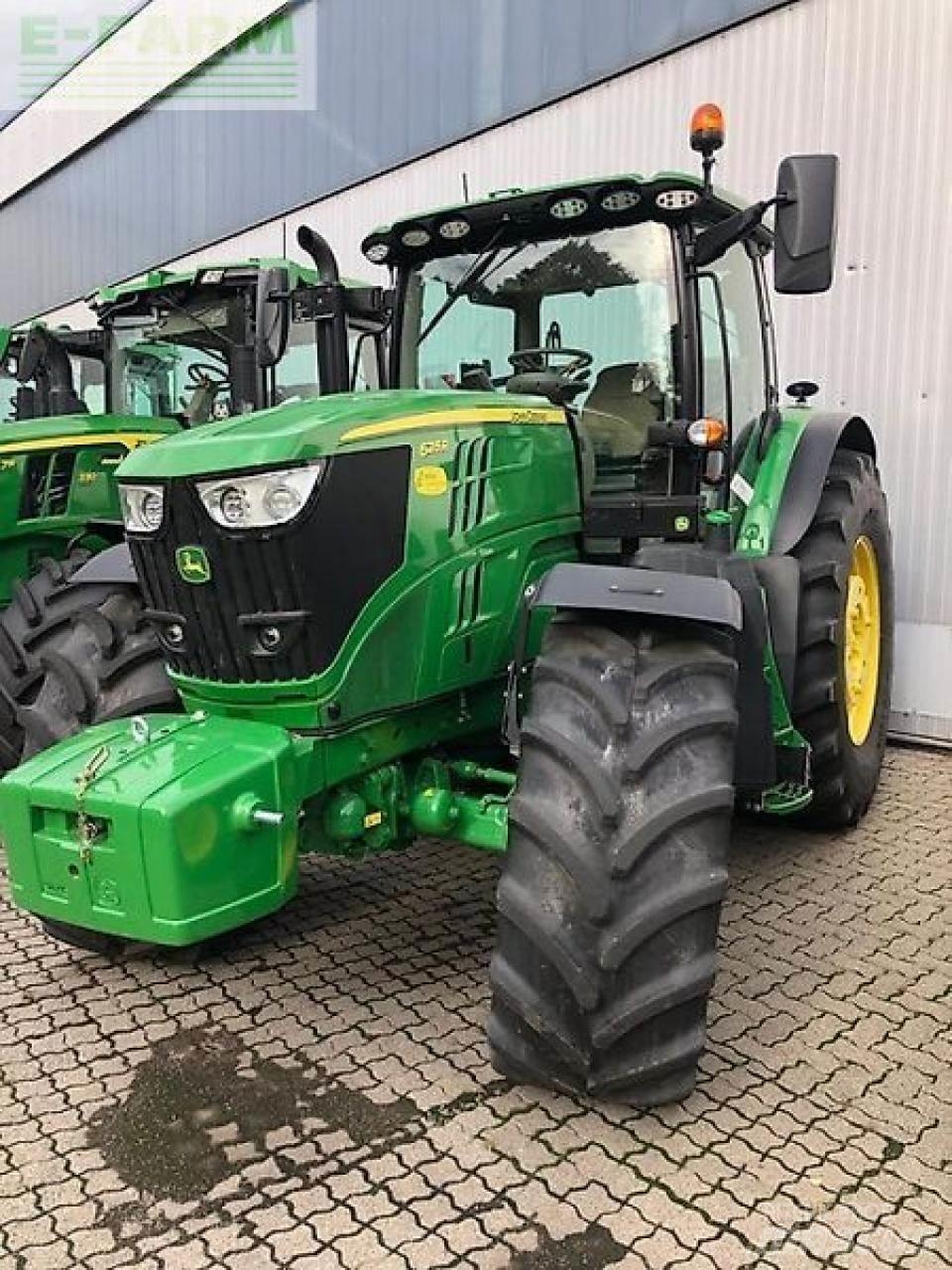 John Deere 6215r الجرارات
