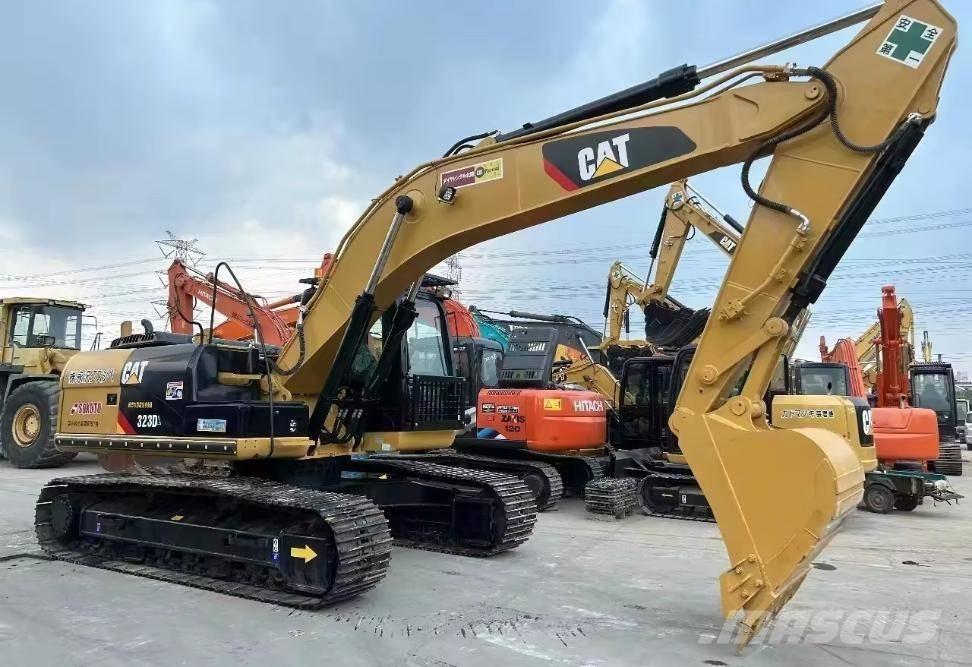 CAT 323 D L حفارات زحافة