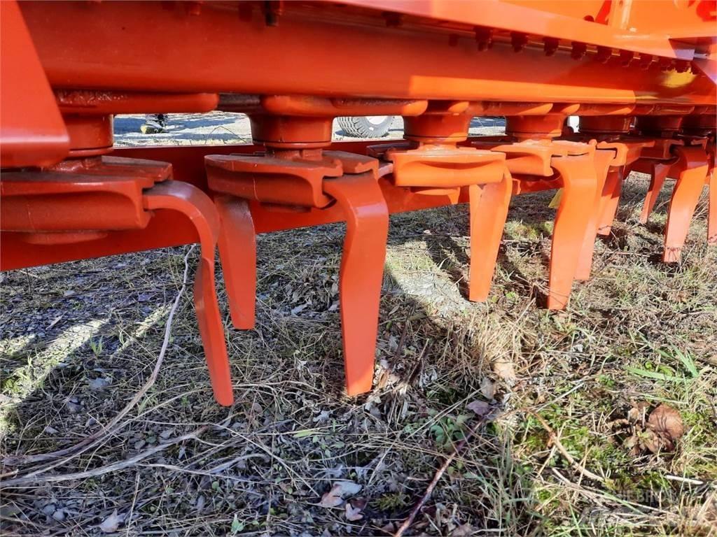 Kuhn HRB 303 D الكاسحات وقلابات التربة ذات المحركات