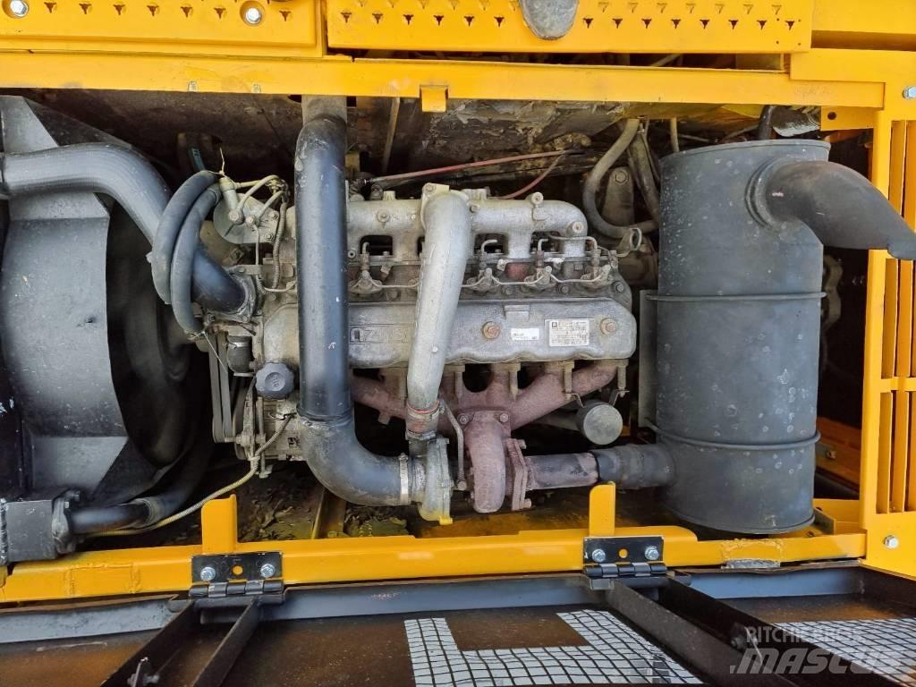 JCB JS 220 LC حفارات زحافة