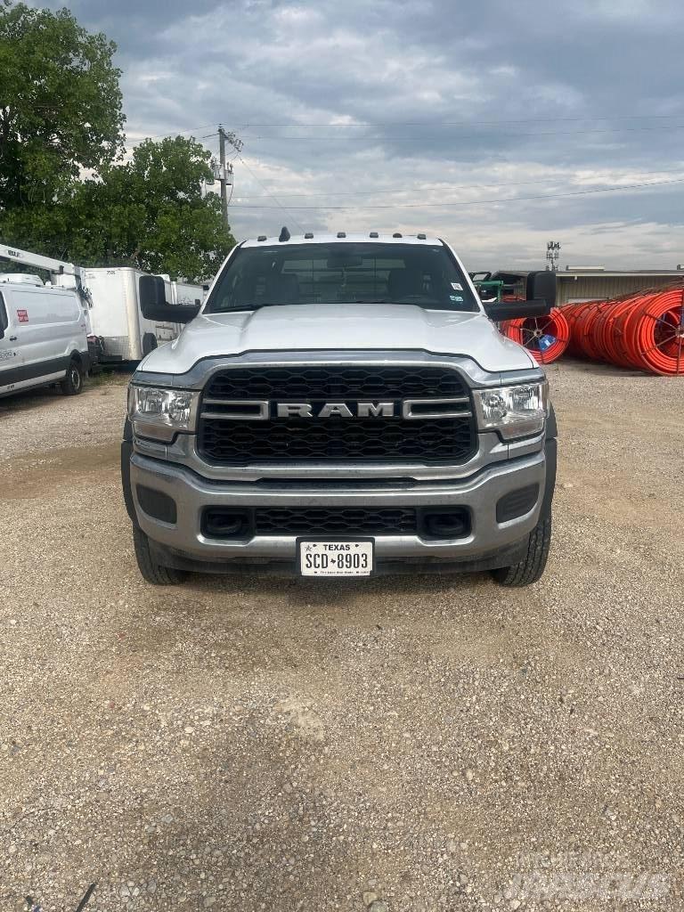 RAM 5500 شاحنات مسطحة/مفصلية الجوانب