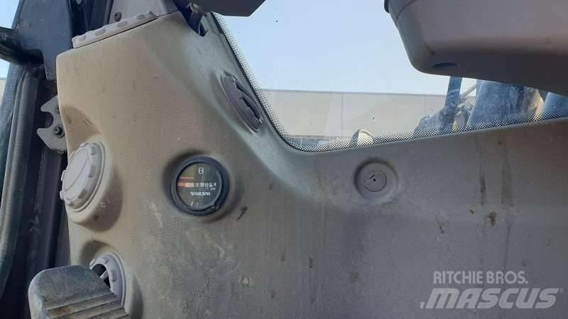 Volvo EW 210 C حفارات بعجل