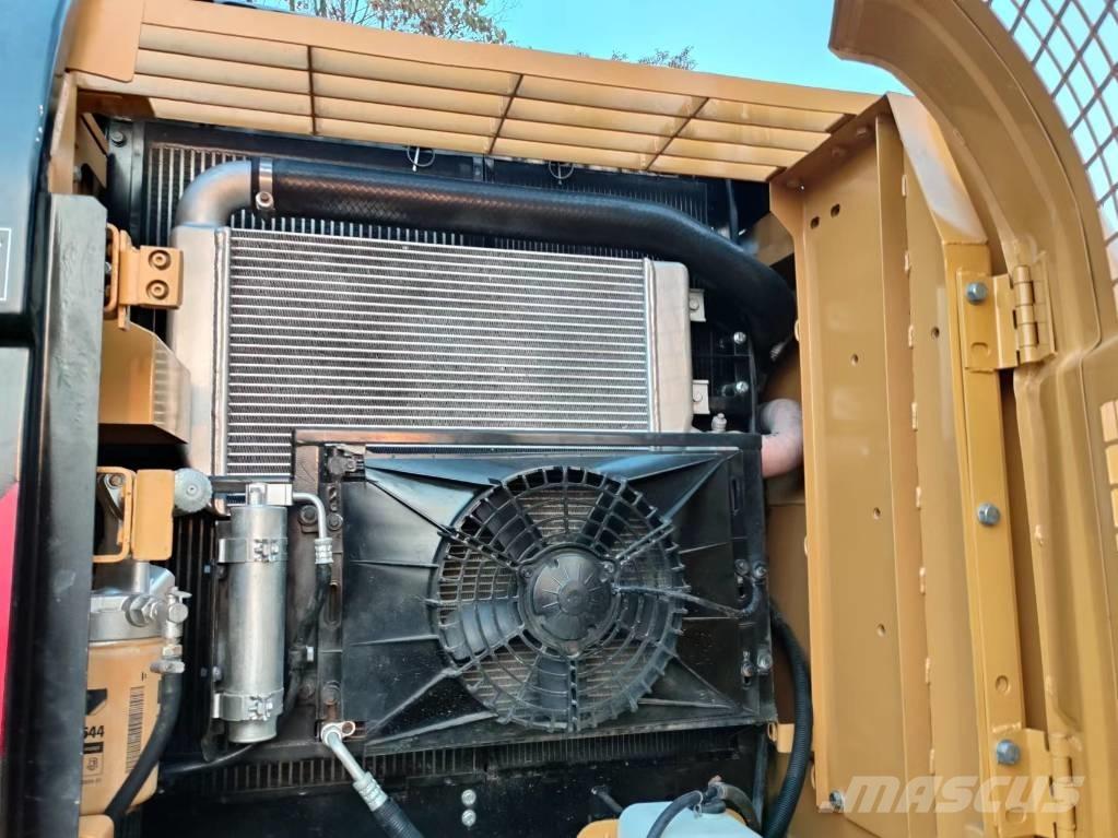CAT 320 D حفارات زحافة