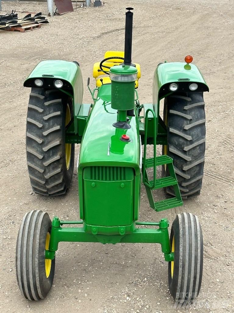 John Deere 4020 الجرارات