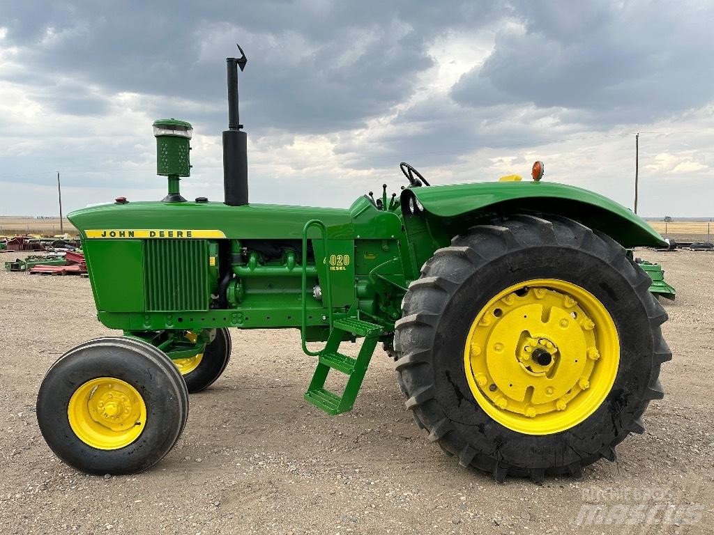John Deere 4020 الجرارات