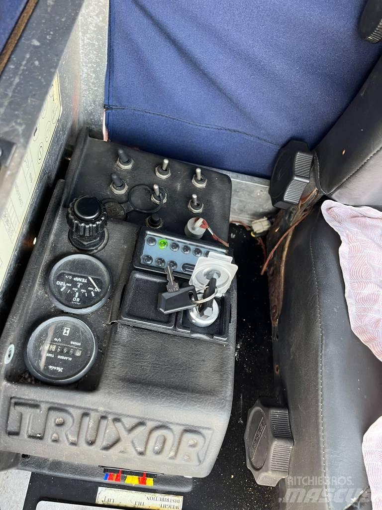 Truxor 4700 جز العشب خلف الكهف