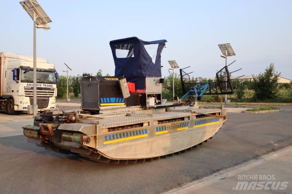 Truxor 4700 جز العشب خلف الكهف