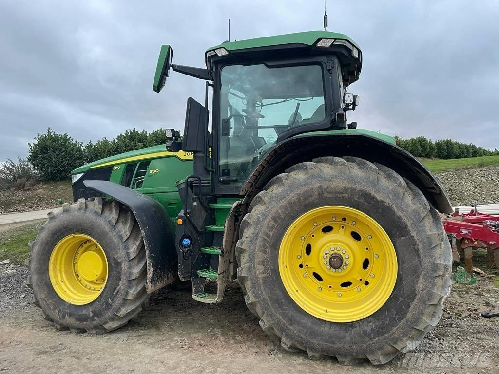John Deere 7R 330 الجرارات