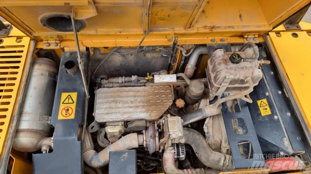 JCB JS 220 LC حفارات زحافة