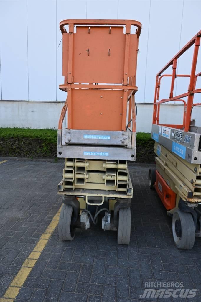 JLG 2030 ES رافعات مقصية الشكل