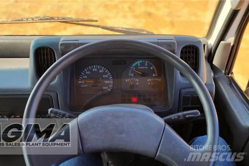 Nissan UD40 شاحنات أخرى