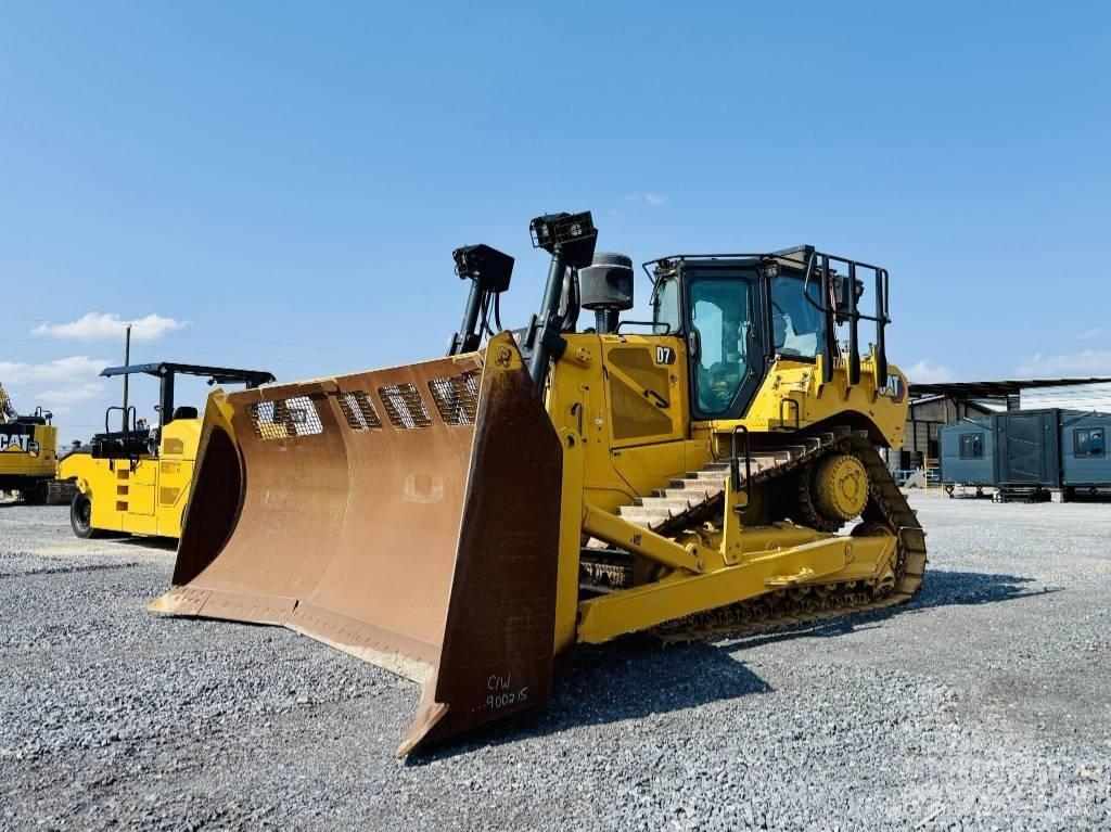 CAT D 7 بلدوزرات مجنزرة