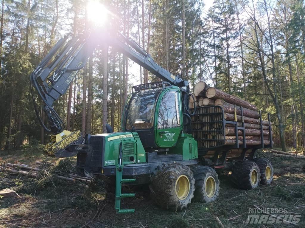 John Deere 810 E شاحنات