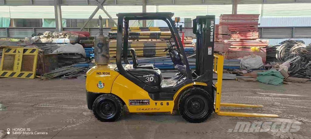 Komatsu FD 30 T-17 شاحنات الديزل