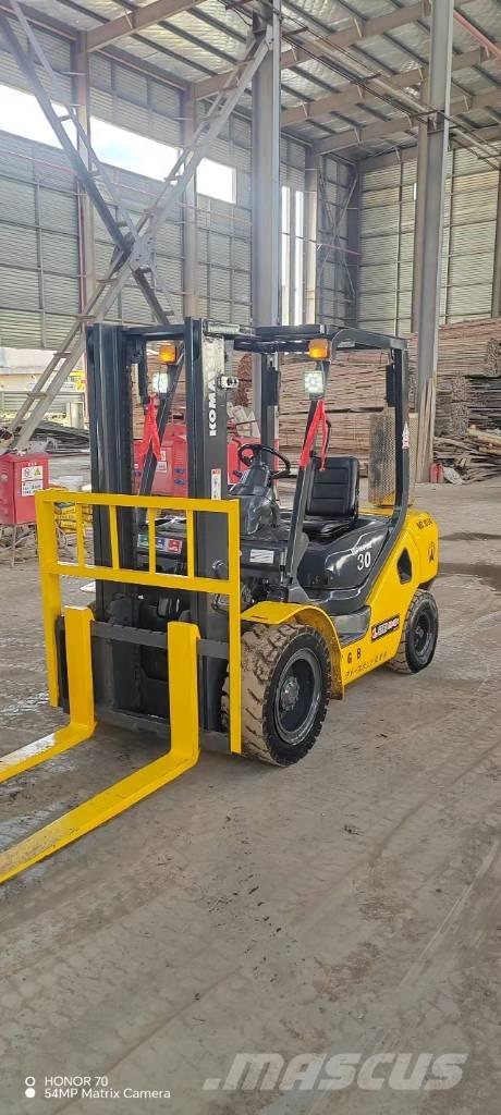 Komatsu FD 30 T-17 شاحنات الديزل