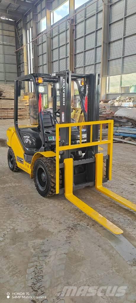 Komatsu FD 30 T-17 شاحنات الديزل