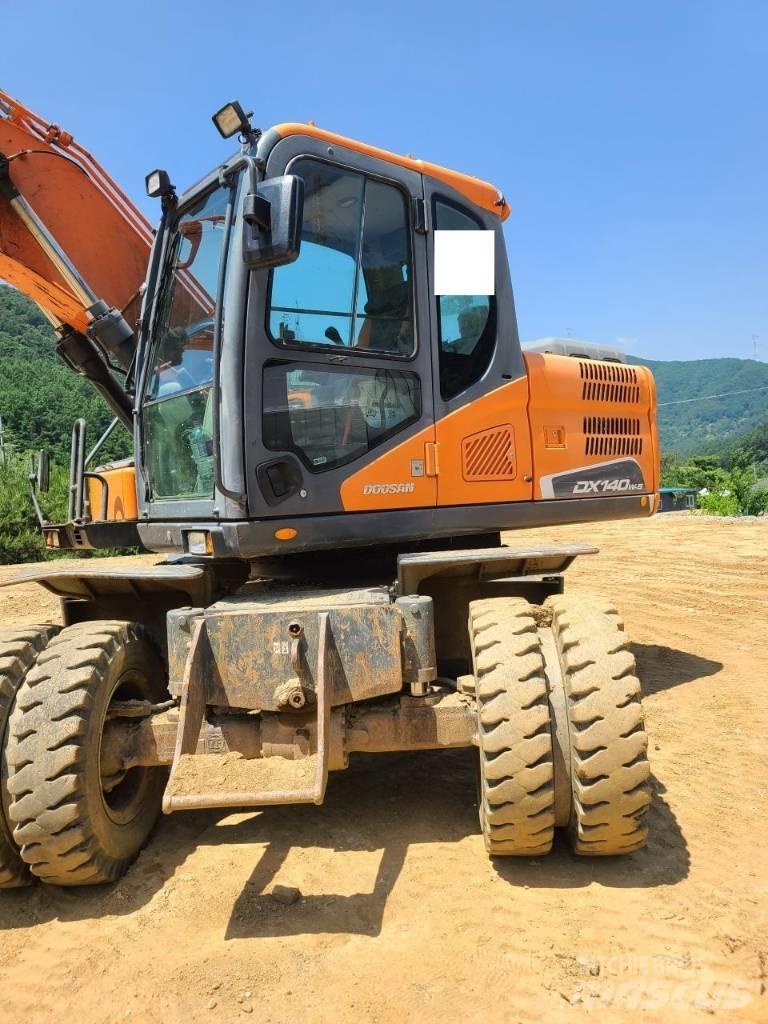 Doosan DX 140 W حفارات بعجل
