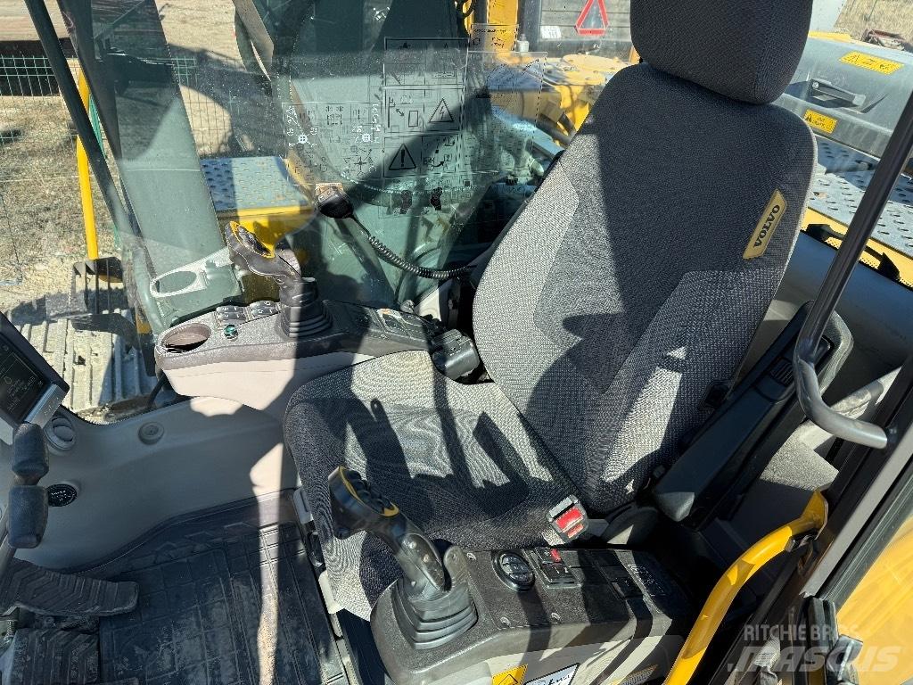 Volvo EC 220 D حفارات زحافة