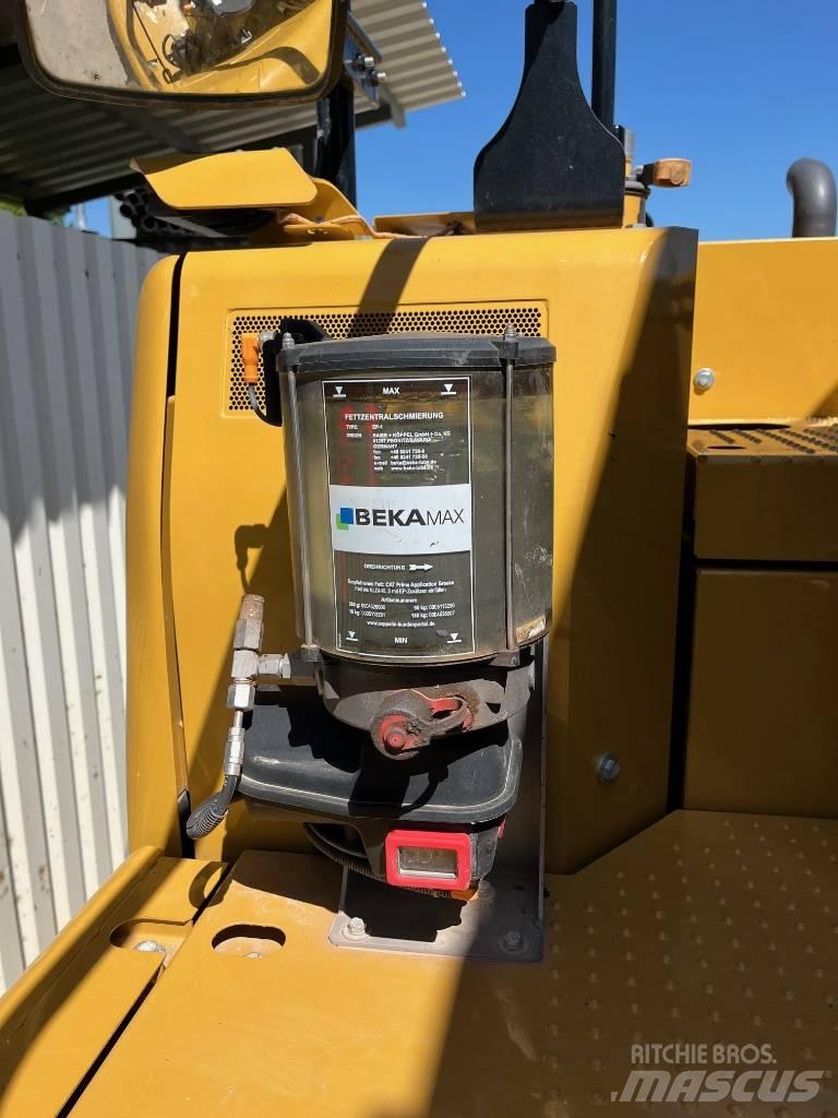 CAT 325 حفارات زحافة