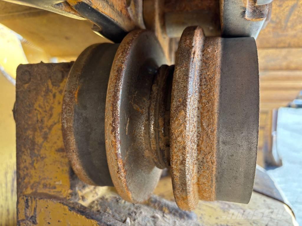 CAT D 6 K 2 LGP بلدوزرات مجنزرة