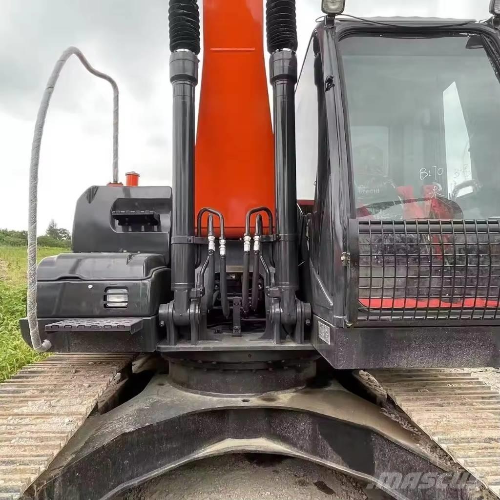 Hitachi ZX 200 حفارات زحافة