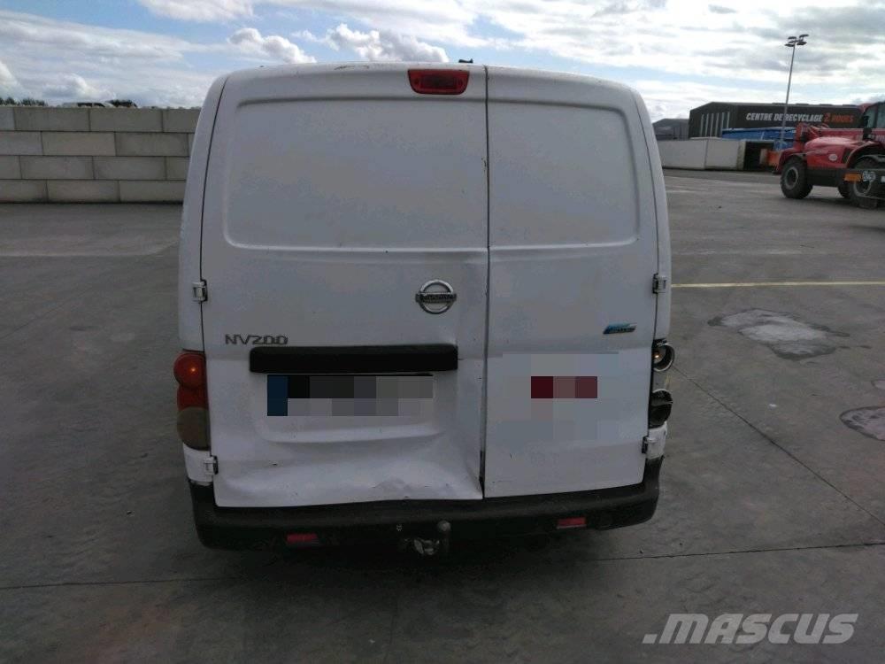 Nissan NV 200 شاحنة مقفلة