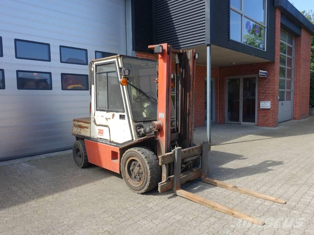Nissan EGH02 A 30 U شاحنات الديزل