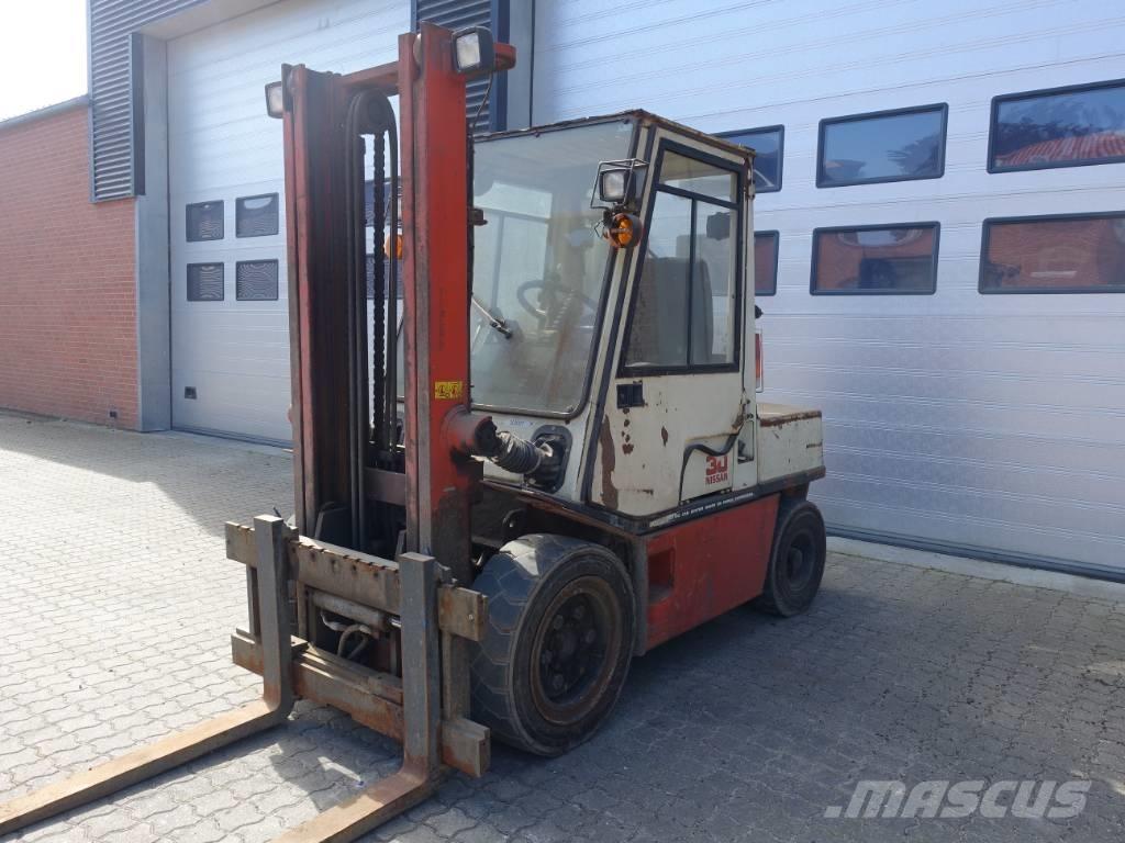 Nissan EGH02 A 30 U شاحنات الديزل