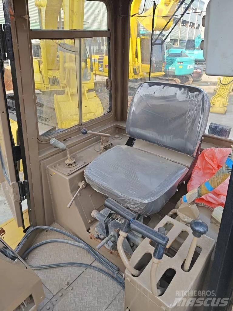 CAT D 6 G بلدوزرات مجنزرة