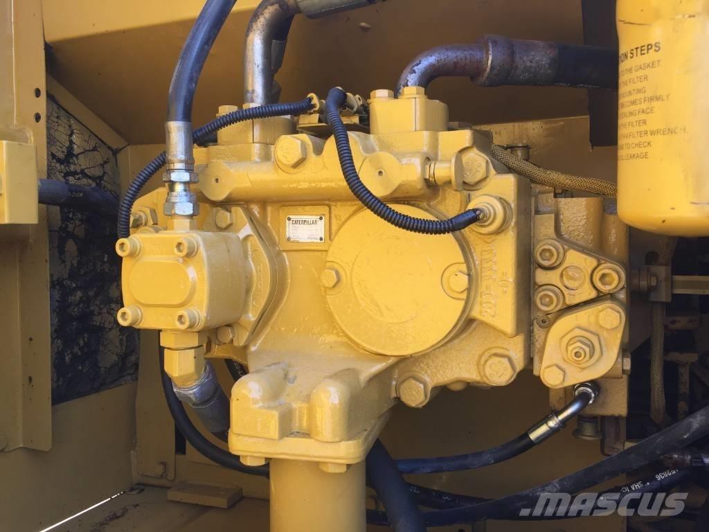 CAT 320 D حفارات زحافة