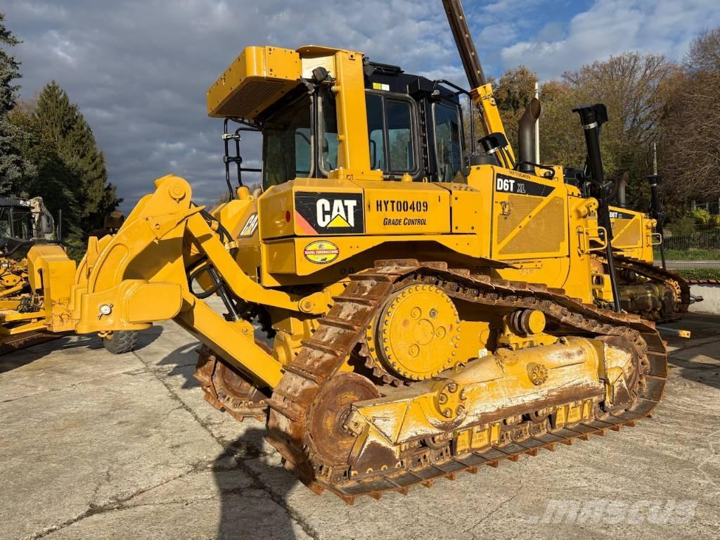 CAT D 6 T XLVP بلدوزرات مجنزرة