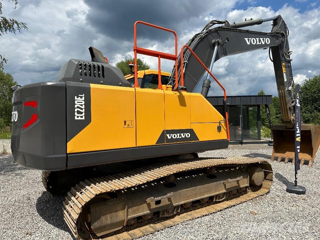 Volvo EC 220 E L حفارات زحافة