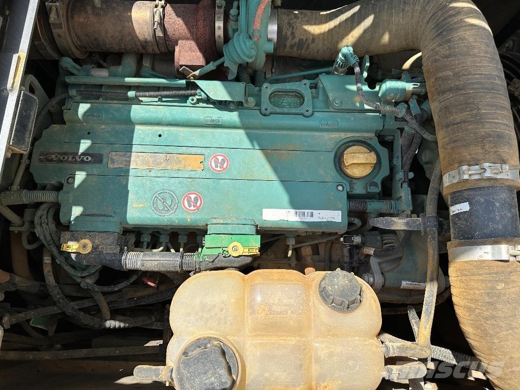 Volvo EC 220 E L حفارات زحافة