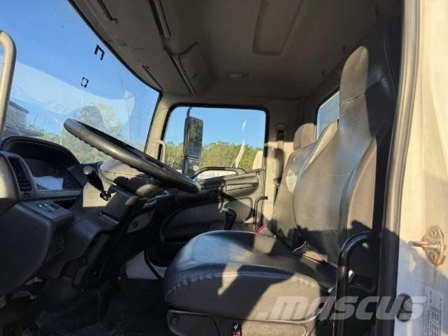 Hino 338 شاحنات نقل المشروبات