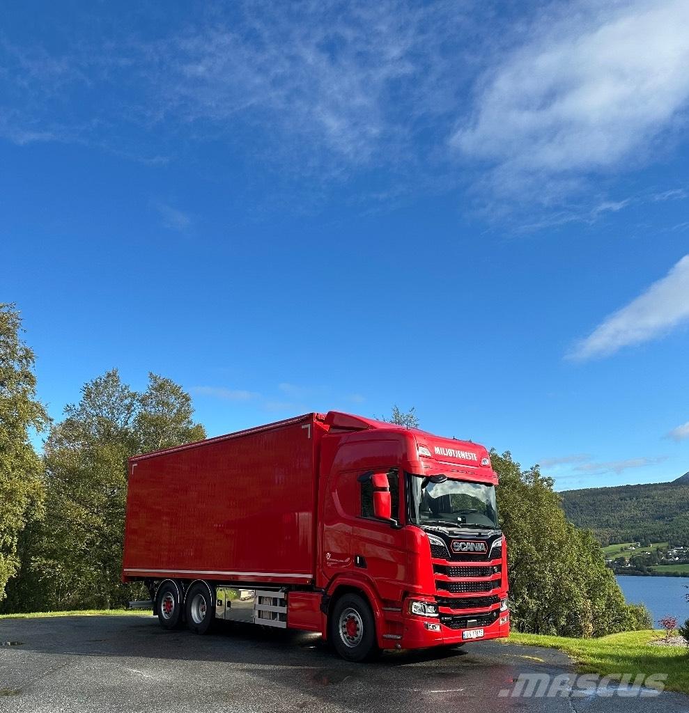 Scania R 590 شاحنات نقل ألواح الخشب