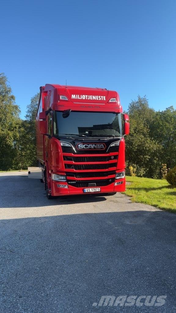 Scania R 590 شاحنات نقل ألواح الخشب