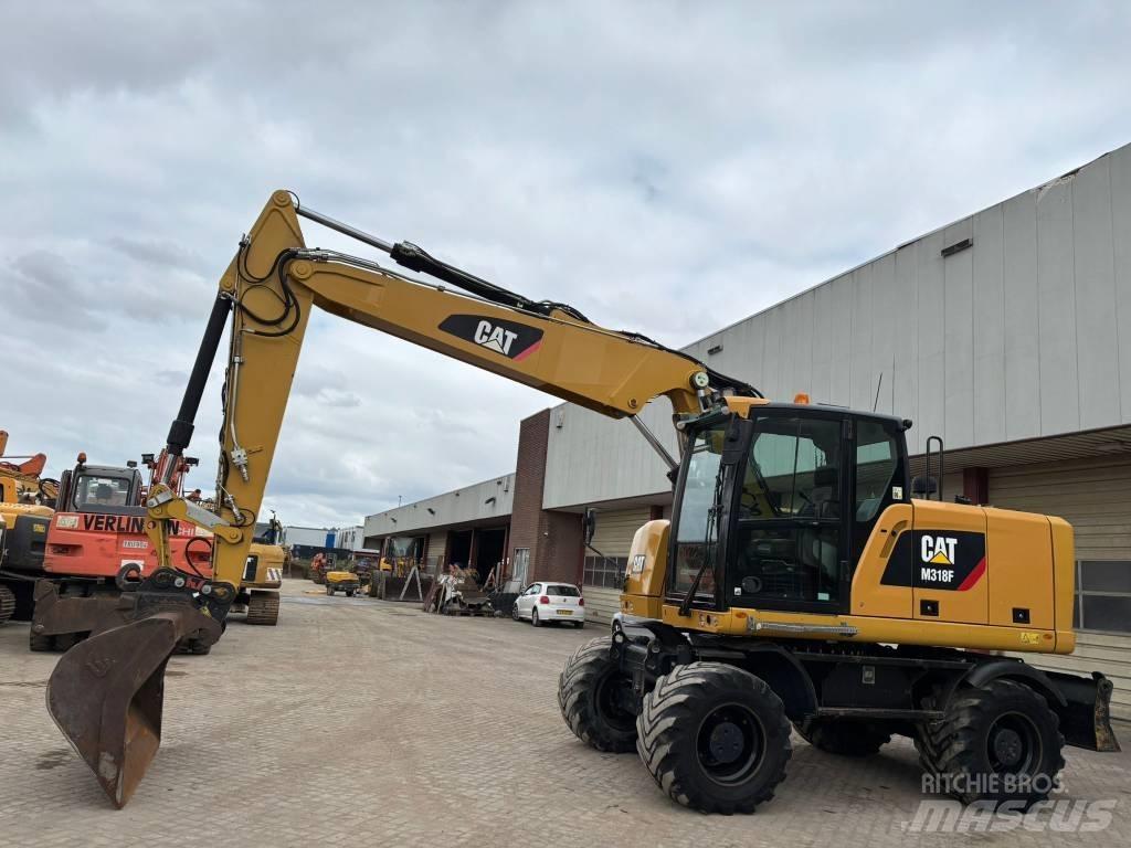 CAT M 318 F حفارات بعجل