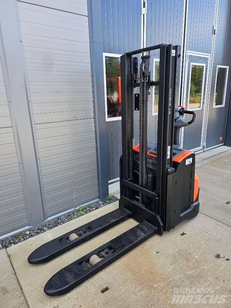 BT SWE 120 L معدات التكديس الجوالة