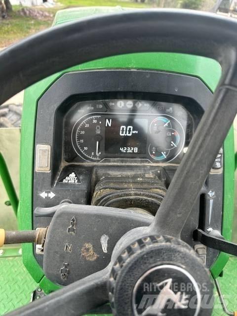 John Deere 6120 E الجرارات