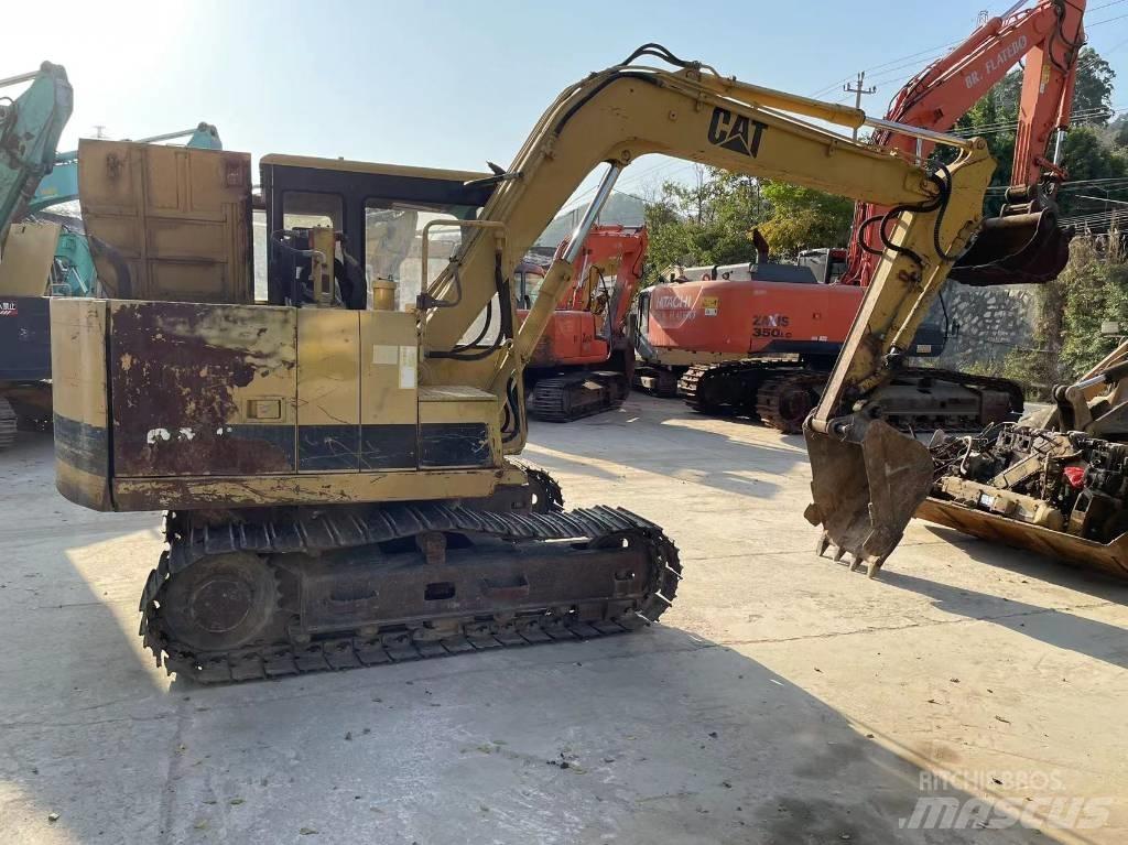 CAT E 70 B حفارات زحافة