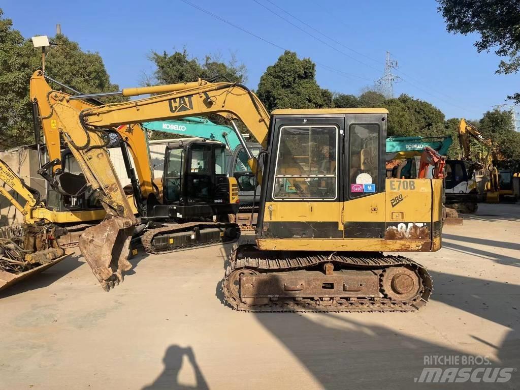 CAT E 70 B حفارات زحافة
