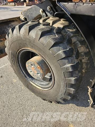 CAT M 318 F حفارات بعجل