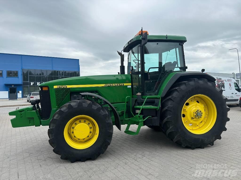 John Deere 8100 الجرارات