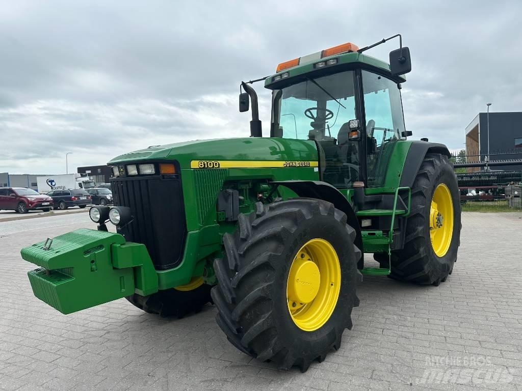 John Deere 8100 الجرارات
