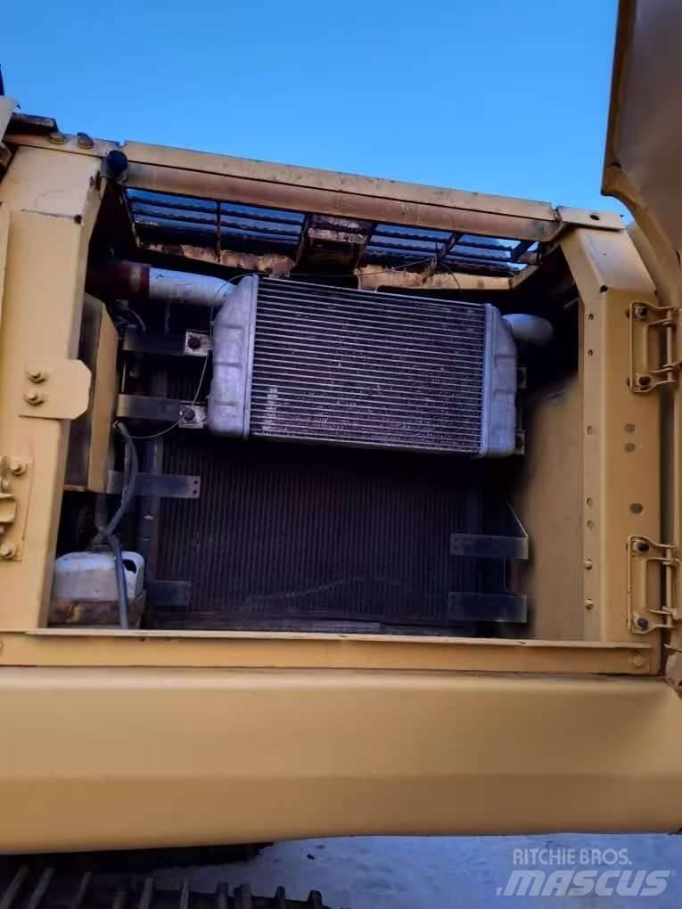 Komatsu PC 200-7 حفارات زحافة