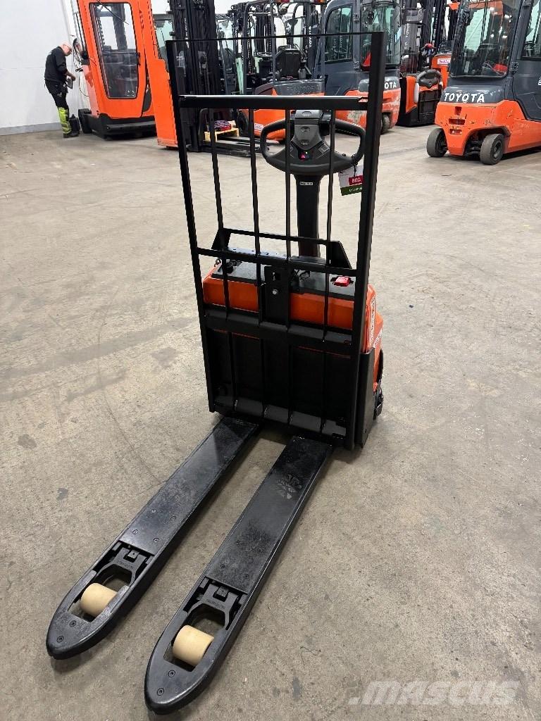 Toyota LWI160 معدات الرفع منخفض المستوى