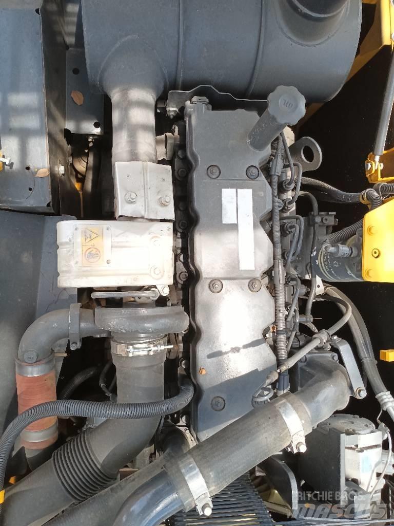 Komatsu PC 200-8 حفارات زحافة