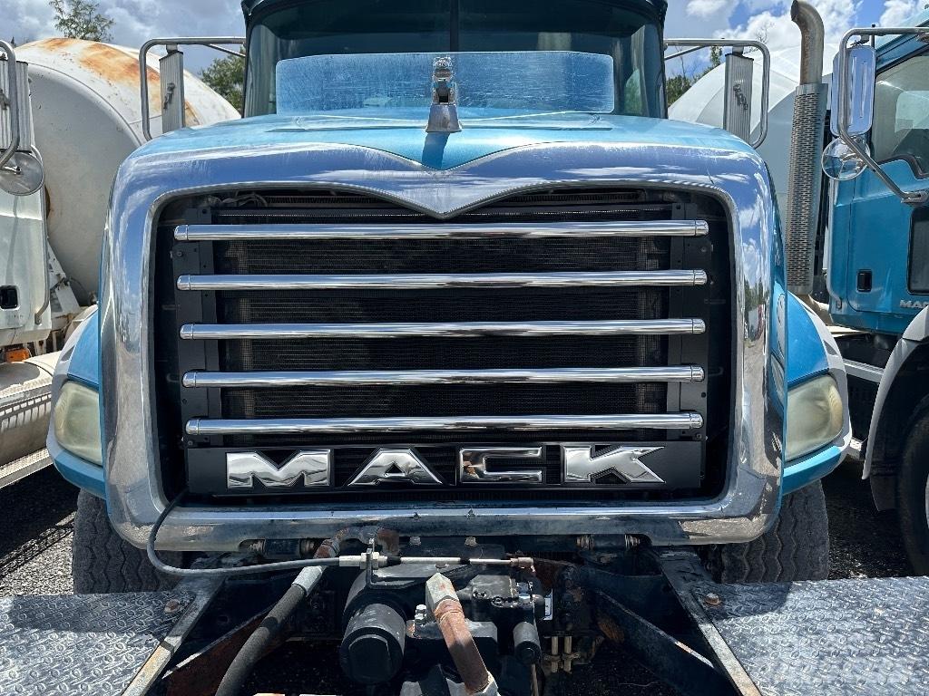 Mack GU 800 شاحنات أخرى