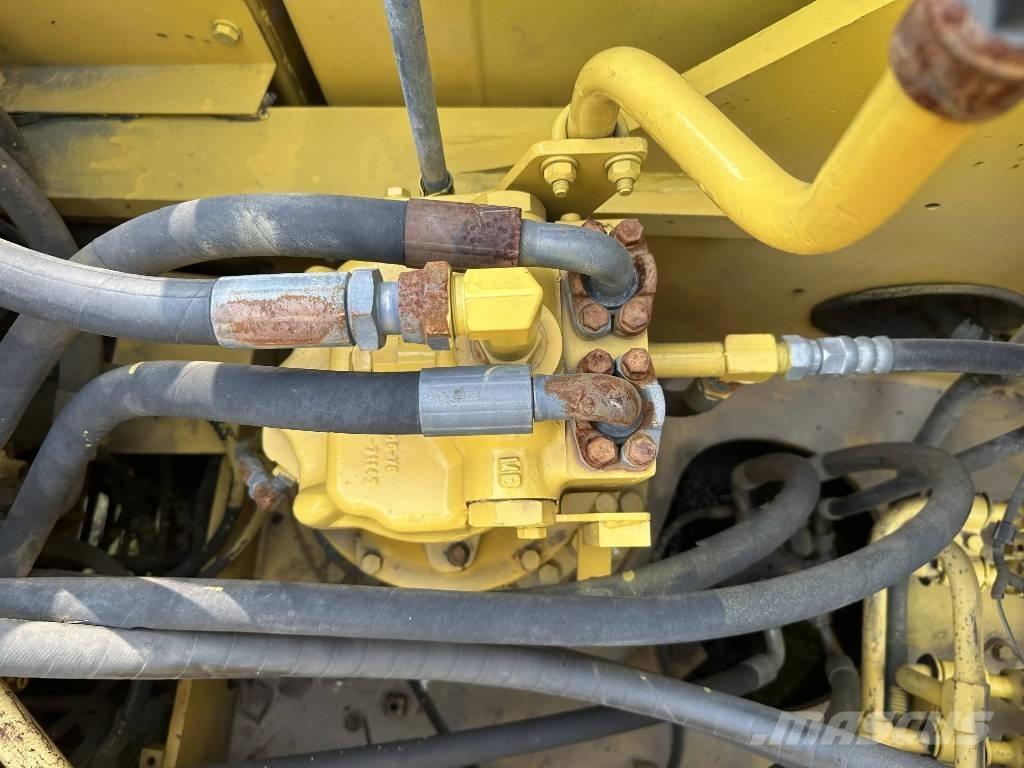 Komatsu PC240-8 حفارات زحافة