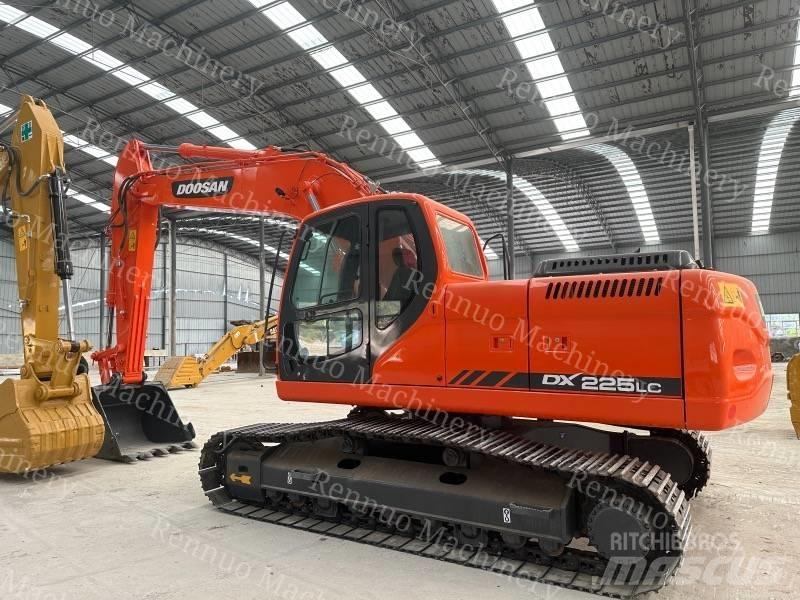 Doosan DX 225 LC حفارات زحافة